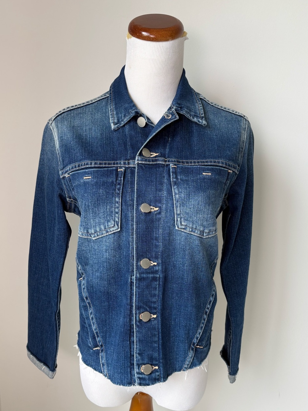 L’AGENCE Janelle Blue Jean Denim Jacket Sz M Raw Hem Cropped Slimming Feminine